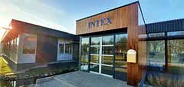 INTEX épület faburkolatú bejárattal
