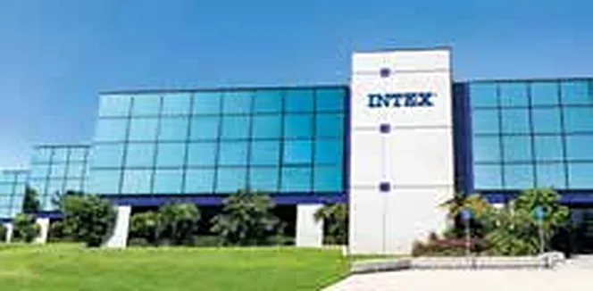 INTEX irodaépület üvegfalas homlokzattal