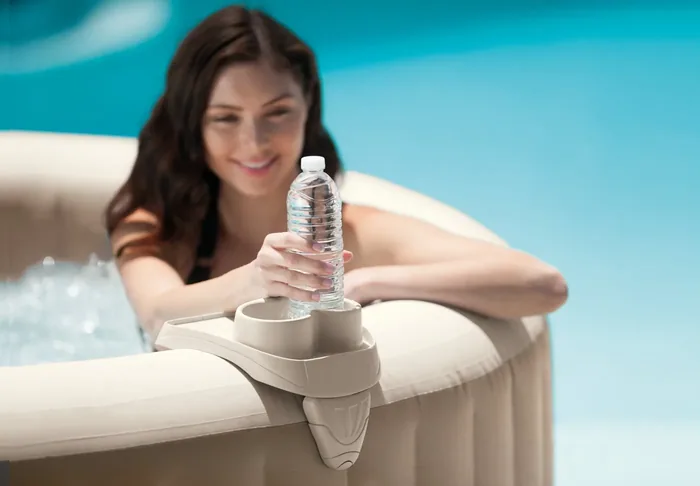 INTEX jakuzzi-tálca italtartóval használat közben