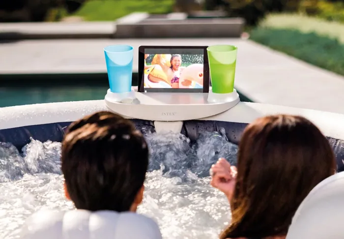 INTEX prémium jakuzzi-tálca táblagéptartóval használat közben