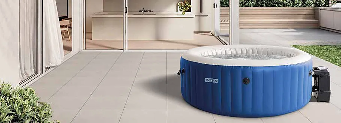 INTEX PureSpa Bubble Massage jakuzzi kerti teraszon, házfal előtt