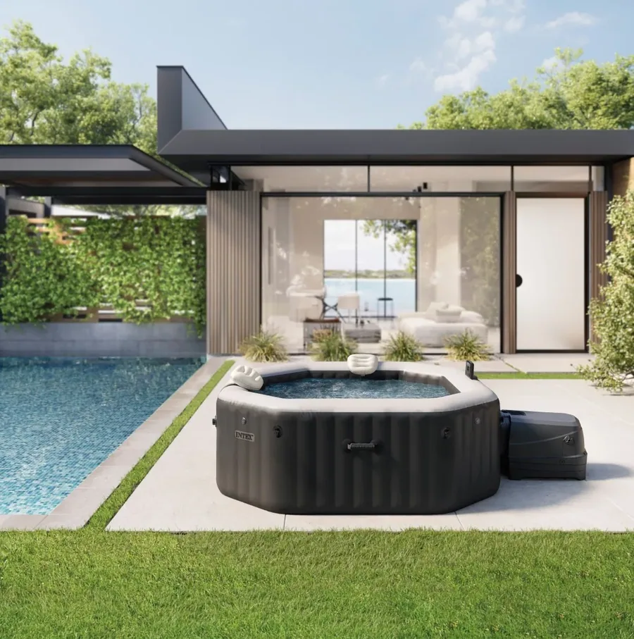 INTEX PureSpa Jet & Bubble Deluxe nyolcszögletű jakuzzi medence mellett